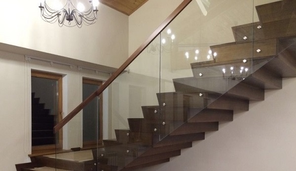 фото сочетания металла дерева и стекла на лестнице в частном доме