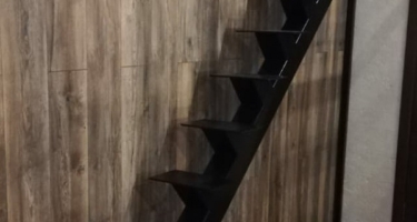фото обшивки металлического каркаса лестницы деревом в Краснодаре