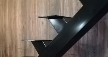 фото отделки металлокаркаса лестницы деревом