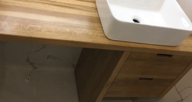 ванная комната и раковина на деревянной столешнице