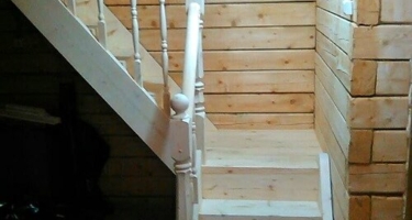 Купить лестницу с площадкой деревянную в Краснодаре