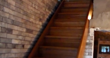 прямая деревянная лестница на тетивах из дерева