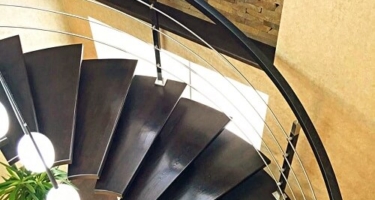деревянная лестница с поворотными ступенями