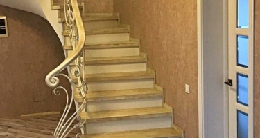 деревянная лестница с забежными ступенями