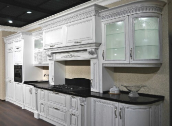 Белая деревянная кухня с черной столешницей фото 1