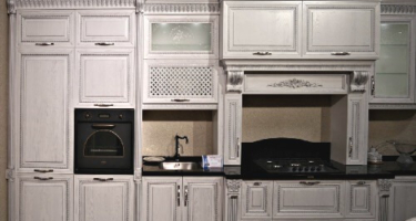 Белая деревянная кухня с черной столешницей фото 2