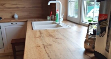 Фото деревянной столешницы для кухни из МДФ с фрезеровкой