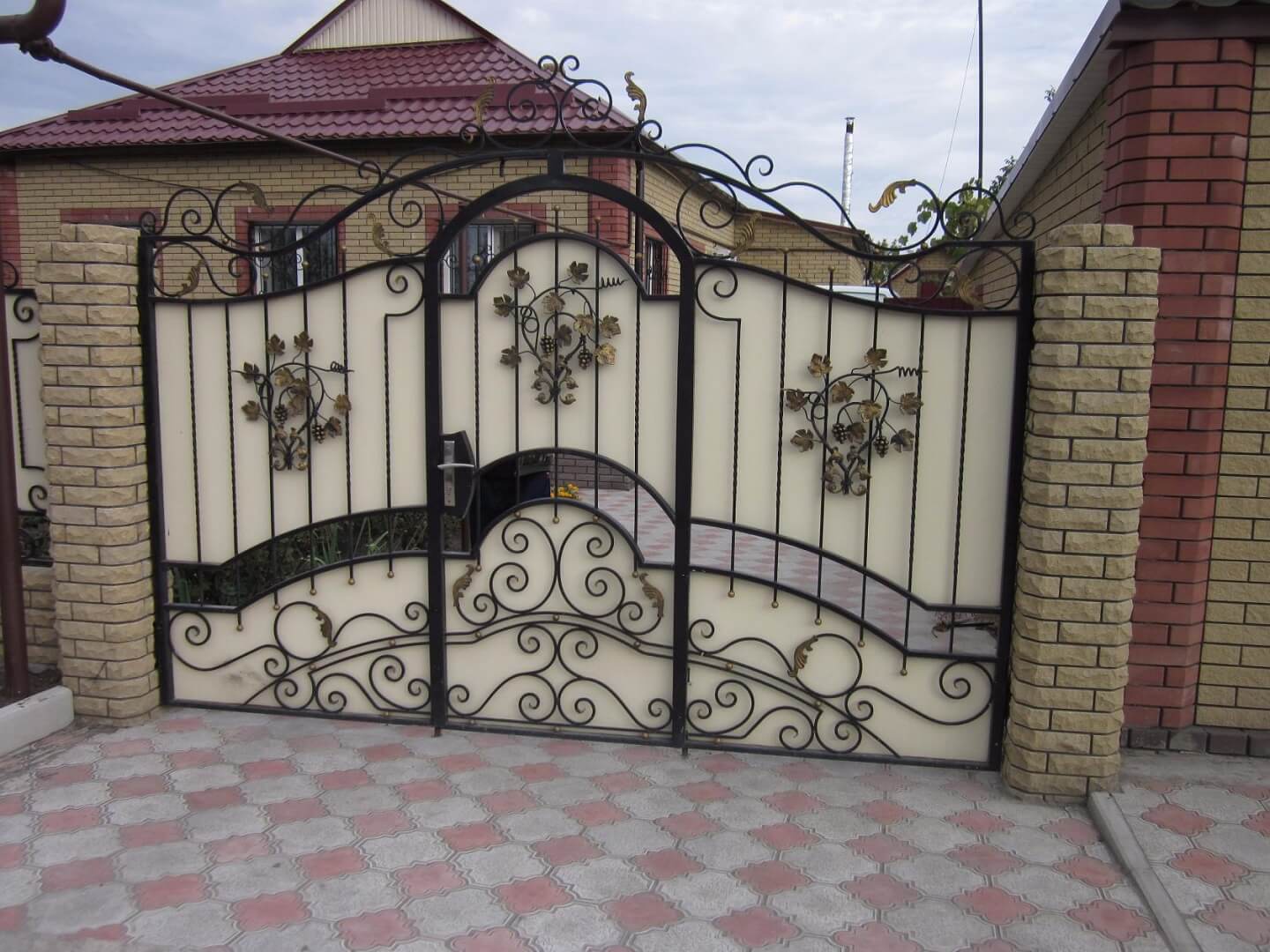 Откатные ворота со встроенной калиткой